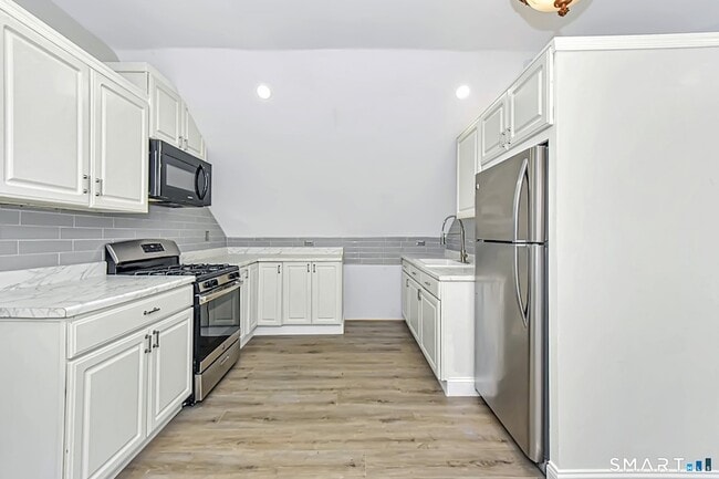 Photo - 463 Wilmot Ave