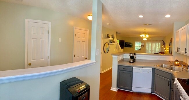 Photo - 466 Doane Way