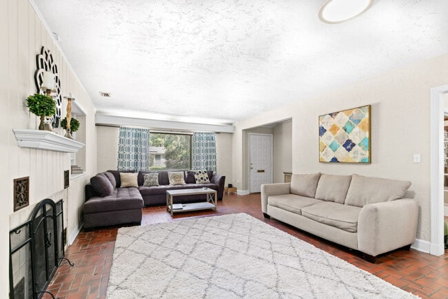 Building Photo - 1929 NW 7th Ln Unit ID1359134P