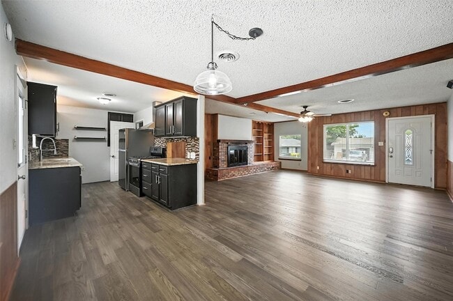 Building Photo - 302 Young Dr