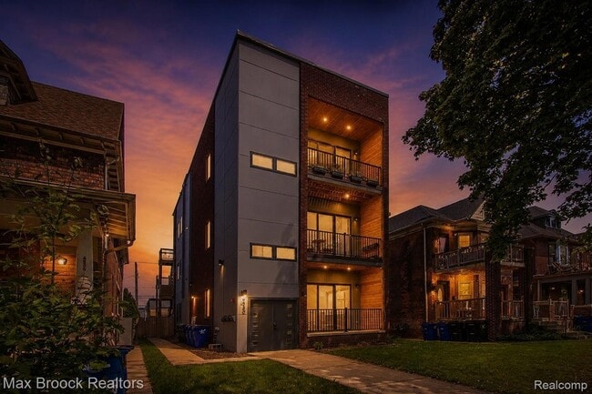 Building Photo - 4530 Commonwealth St Unit 1