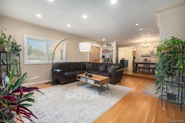 Photo - 895 Vance St