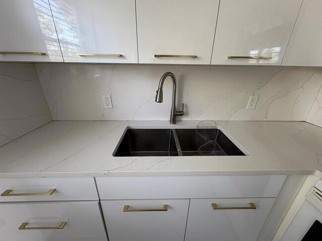 Photo - 244 Sheffield J