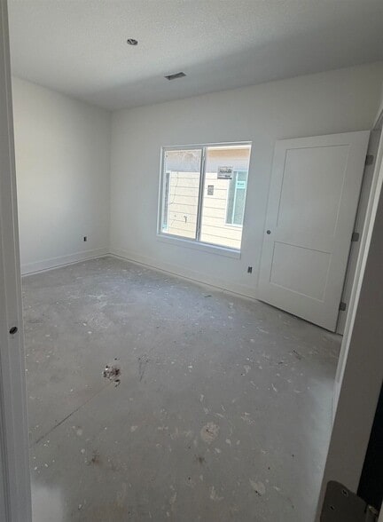 Photo - 1010 N Kansas St