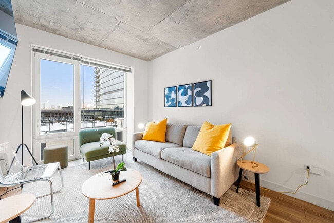 Building Photo - 853 W Blackhawk St Unit SI FL6-ID1466143P