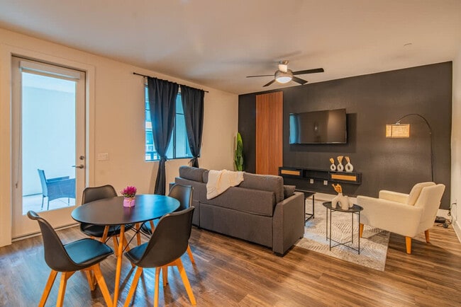 Building Photo - 15501 N Dial Blvd Unit ID1263131P