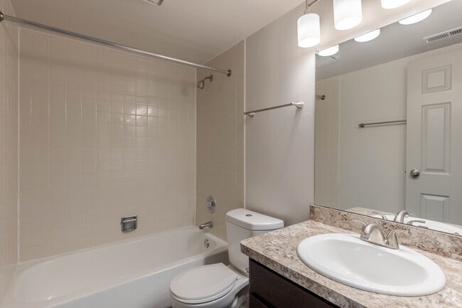 1BR, 1BA - 800SF - Bathroom - ReNew Poplar Creek