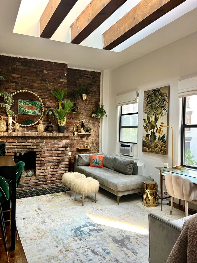 Building Photo - 329 W 19th St Unit ID1318248P