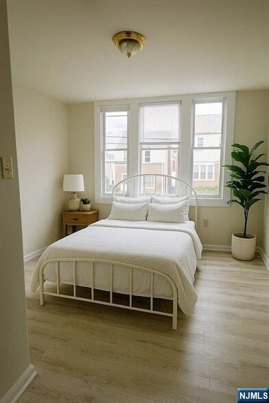 Photo - 458-460 Leslie Street Unit 2L Unit 2L