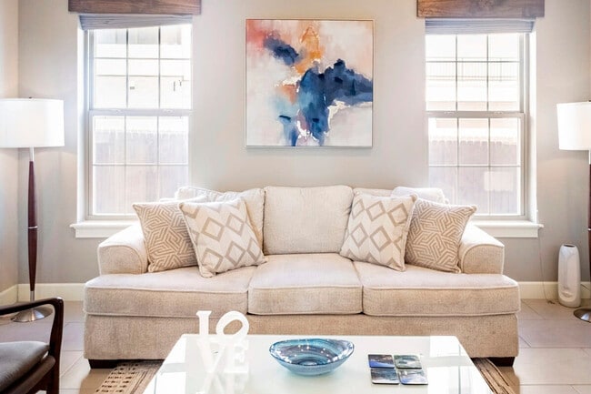 Building Photo - 212 SE A St Unit ID1241323P