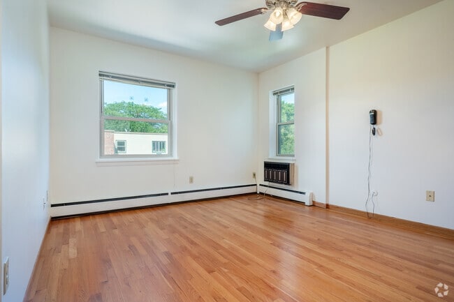 1BR, 1BA - 473SF - Living Room - Parkview Apartments