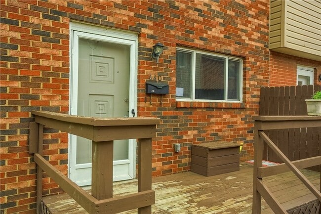 Photo - 440 Brierly Ln