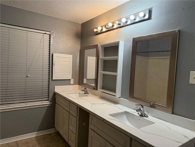 Photo - 2001 Van Arpel Dr