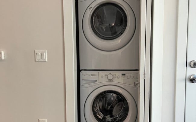 Building Photo - 3380 Peachtree Rd NE Unit ID1320717P