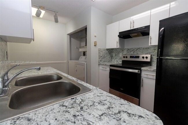 Building Photo - 18308 NW 68th Ave Unit L