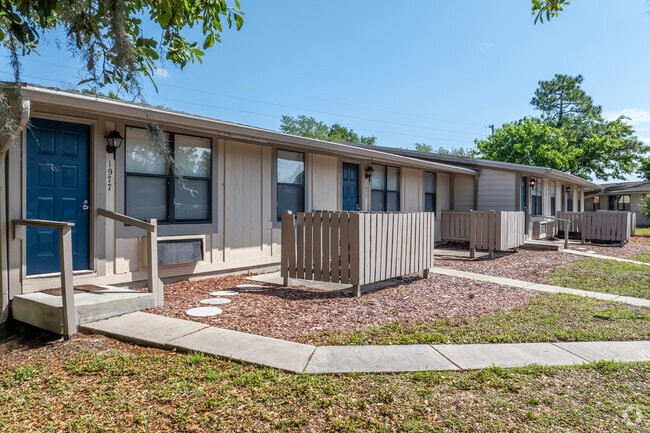 Apartment Entrance and Patio - The Cottages @ Sugartree