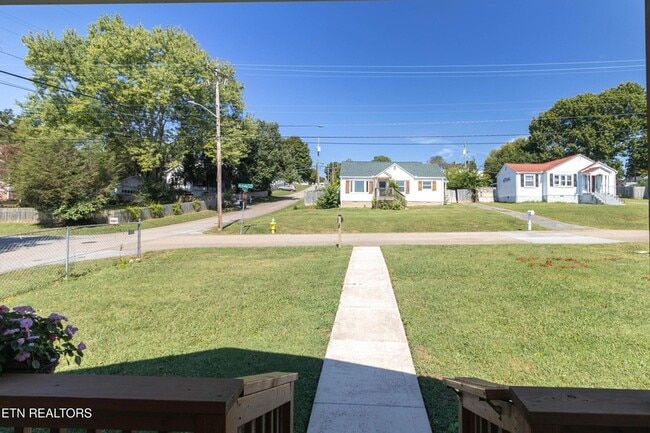 Photo - 524 Midlake Dr NE