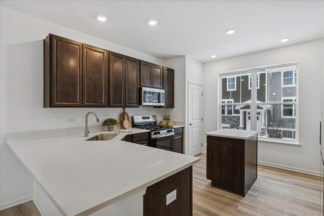 Photo - 406 Red Oak Cir