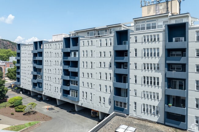 Building Photo - 200 Fountain