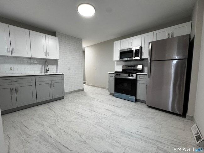 Building Photo - 45-51-51 Cowles St Unit 45