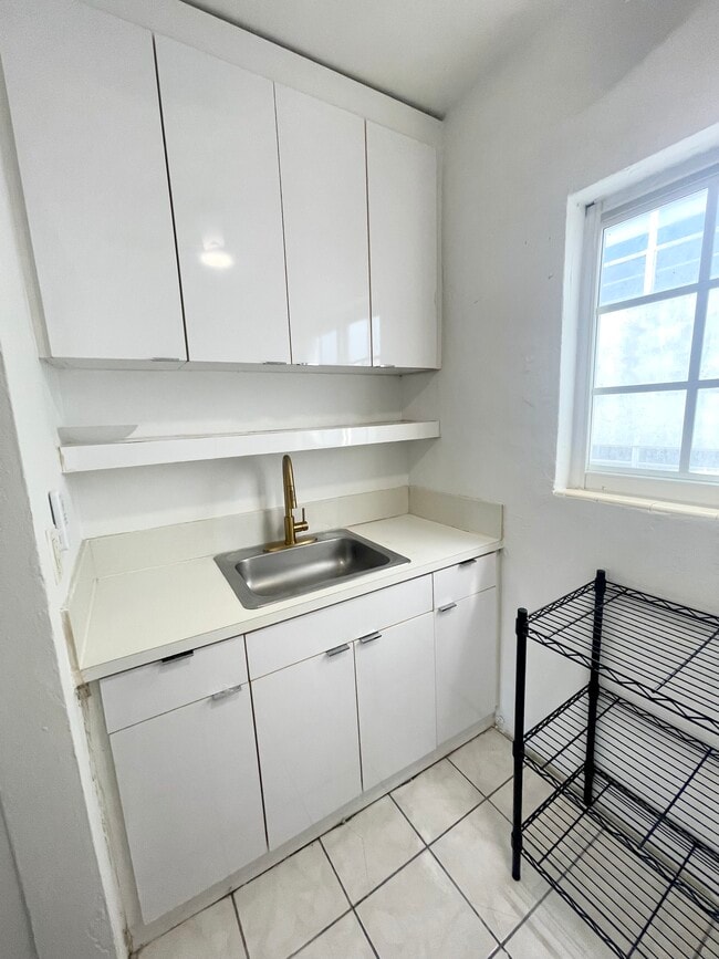 KITCHEN - Lincoln Road Apartments