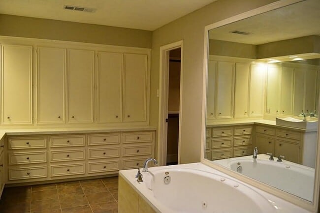 Photo - 2127 Manor Green Dr