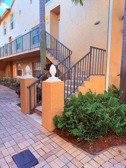 Building Photo - 1040 Lake Shore Dr Unit 204