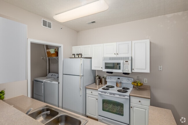 2BR, 2BA - 1,007SF - Kitchen - Berkley Manor
