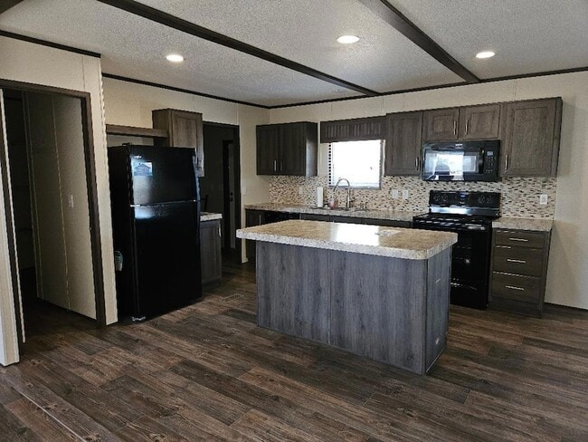 Photo - 482 McDonald Ln W