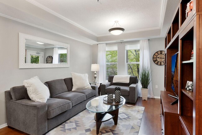 Building Photo - 645 N 1st St