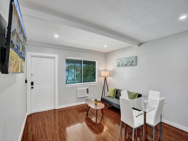 Photo - 906 N Riverside Dr Unit SI ID1503946P