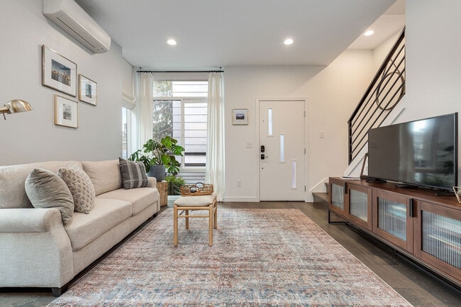 Building Photo - 762 Belmont Pl E Unit SI ID1036001P