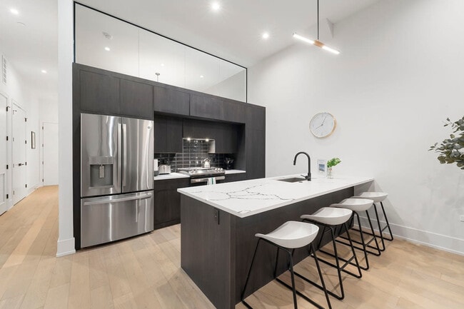 Photo - 318 W Grand Ave Unit SI ID1244921P