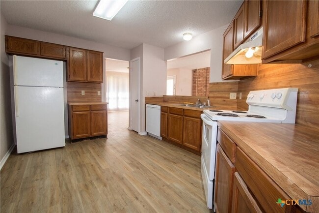 Photo - 1706 Wickfield Way