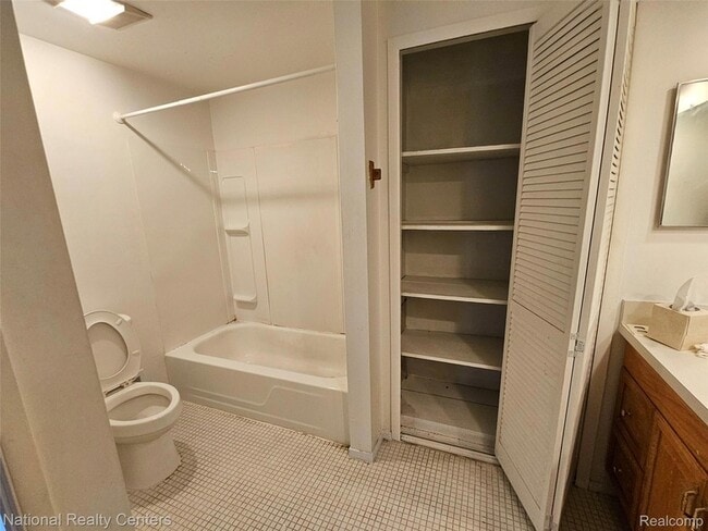 Building Photo - 29576 City Center Dr Unit 4