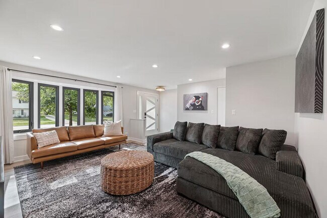 Building Photo - 908 Long Meadow Dr Unit ID1032508P