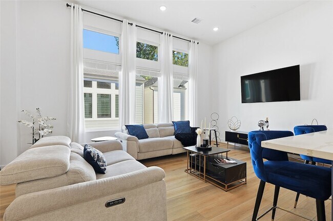 Photo - 107 W Whitney St