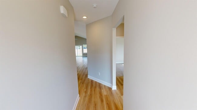 Photo - 1040 Moen Lp