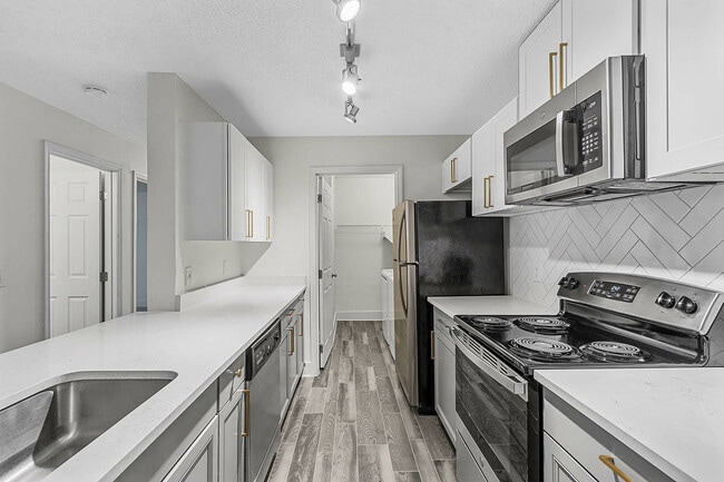 Building Photo - Avana Lake Lynn