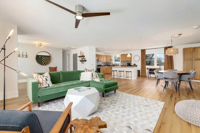 Building Photo - 705 NW J St Unit ID1221874P