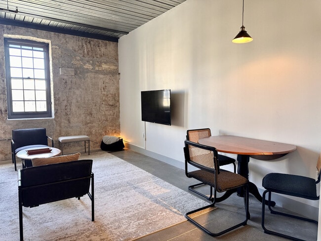 Photo - 1009 W Juneau Ave Unit ID1390080P