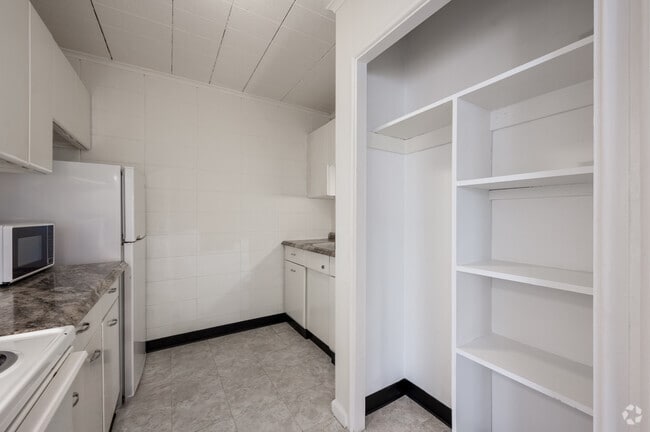 1BR, 1BA - 750SF - Kitchen - Carrollton Manor Apartments