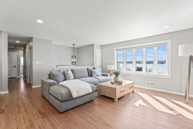 Photo - 445 S Riverside Dr Unit ID1351975P