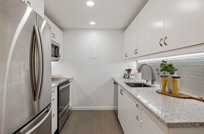 Building Photo - 50-56-56 Broadlawn Park Unit 221