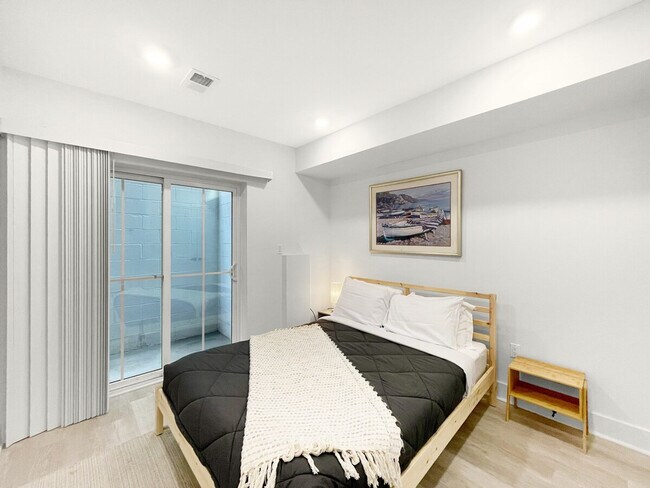 Photo - 1033 Newton St NE Unit SI ID1573092P
