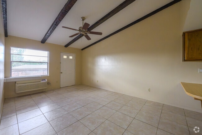 1BR, 1BA - 600SF - Version A - Living Room - Fountain View Apartments