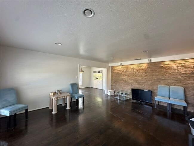 Photo - 301 Bermuda Pl