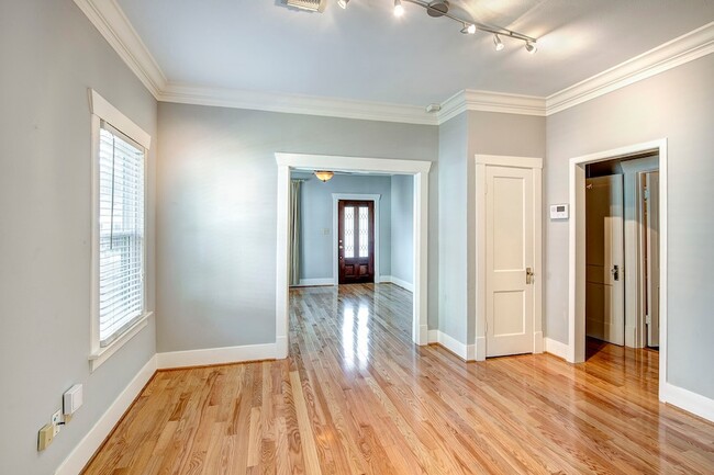 Photo - 2219 Singleton St