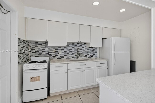 Building Photo - 2115 N 17th Ct Unit 3
