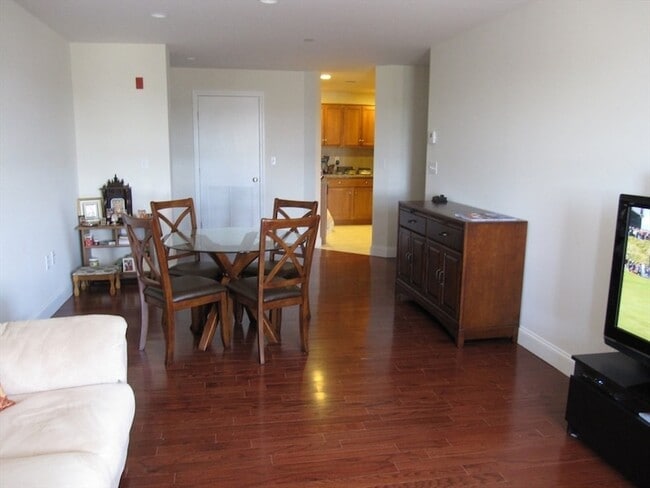 Building Photo - 120 Wyllis Ave Unit 319